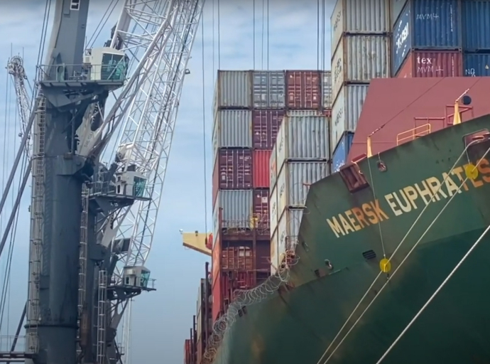 How Containers Are Unloaded From Ships